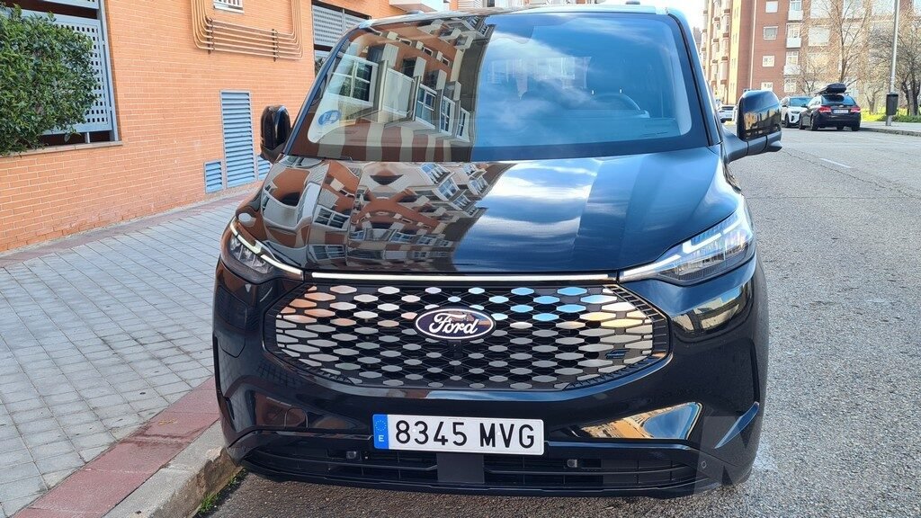 Ford-E-Tourneo-Custom-00029