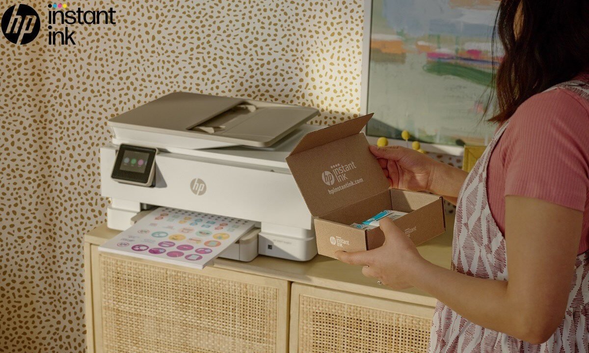 HP-Instant-Ink-con-impresora-imprimiendo-en-color
