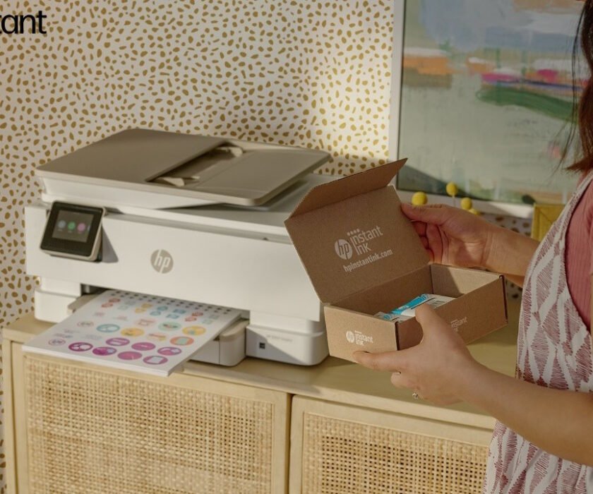 HP-Instant-Ink-con-impresora-imprimiendo-en-color