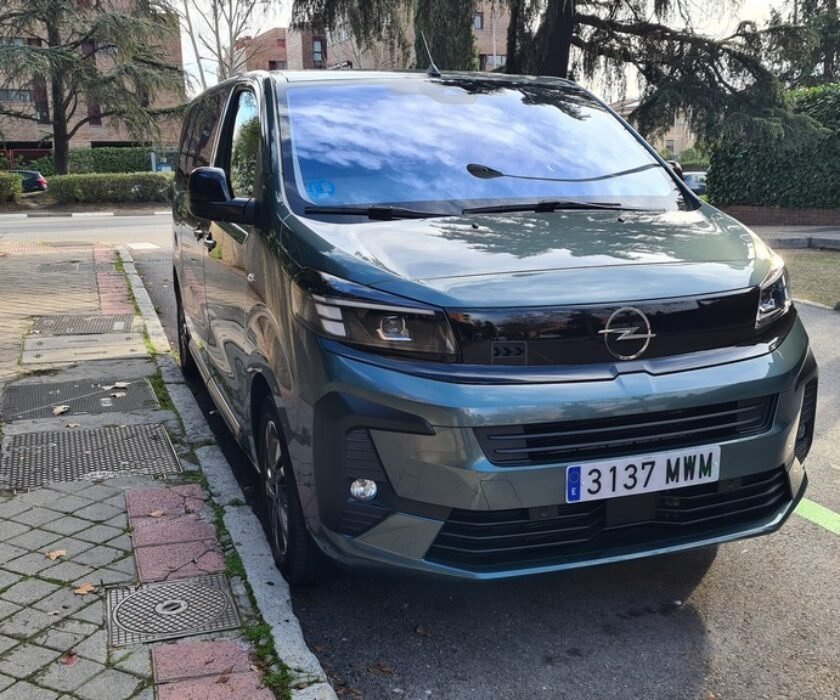 Opel-Zafira-e-2025-00001