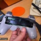 Parece un mando DualShock, pero en realidad integra una PS1 y funciona a pilas