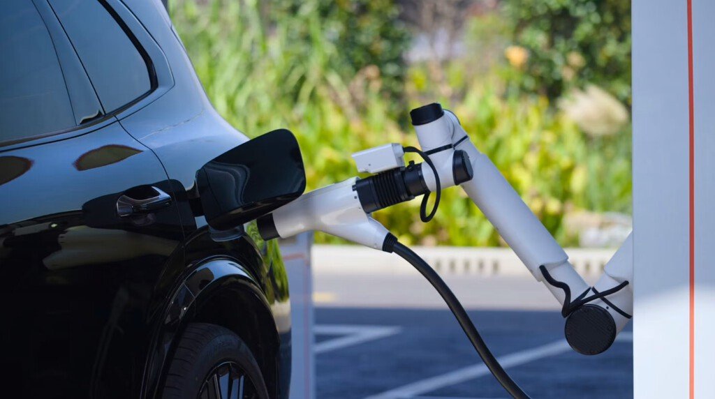 Cargar un auto eléctrico en cuatro minutos ya es realidad y China desplegará 90,000 estaciones de carga rápida para 2028 