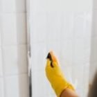 Los expertos en limpieza coinciden: para quitar el sarro del cancel del baño hay que usar vinagre, lavatrastes y agua