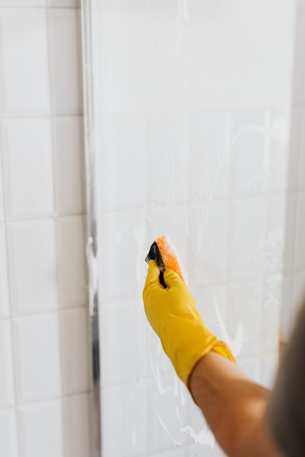 Los expertos en limpieza coinciden: para quitar el sarro del cancel del baño hay que usar vinagre, lavatrastes y agua 